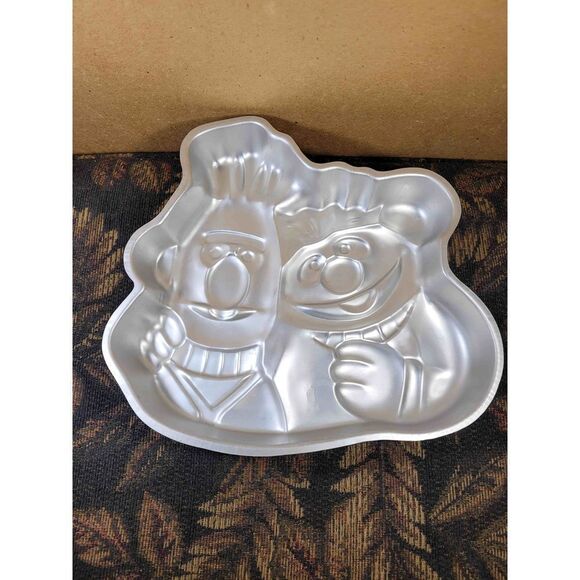 Vintage Wilton Bert and Ernie Cake Pan~ 1977 - Picture 1 of 4